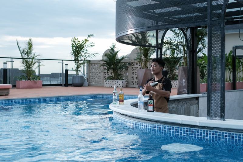 Aster Apartment: bar beside the rooftop pool