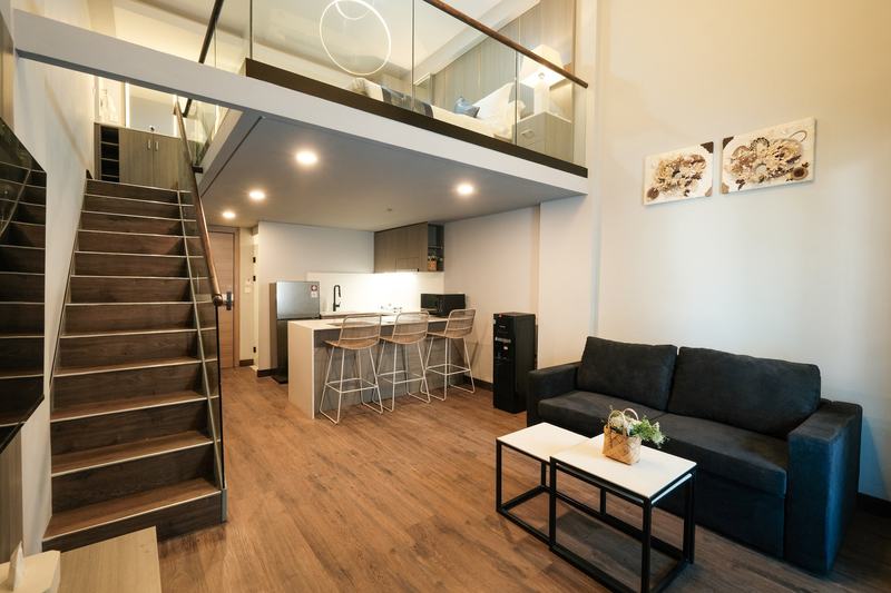 Aster Apartment: living room with a mezzanine above