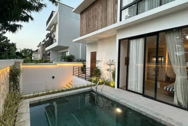 Ocean-view villa in Dreamland, Balangan: pool and terrace lit up at night