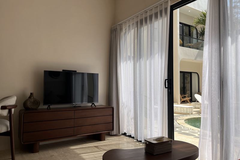 One-bedroom apartment in Bingin: living room opening to the pool