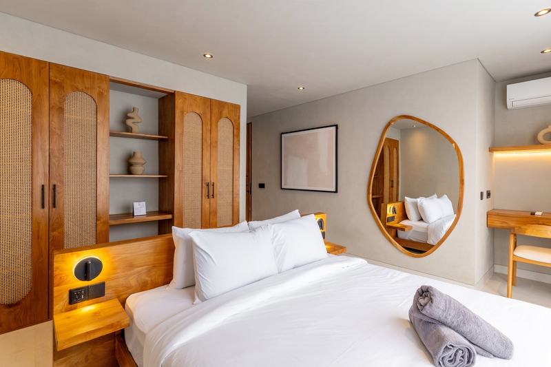 Two-level villa in Bingin: bedroom with a built-in wardrobe