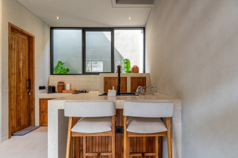 Two-level villa in Bingin: kitchen island with bar stools