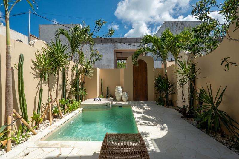 Bingin patio villa: patio pool facing the front door
