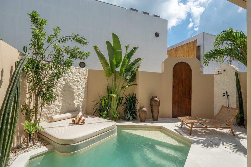 Sand-facade villa, Bingin: courtyard pool and arched door