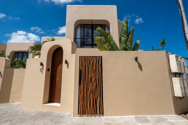 Sand-facade villa, Bingin: courtyard pool and arched door