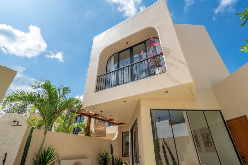 Sand-facade villa, Bingin: upper floor, balcony and palm