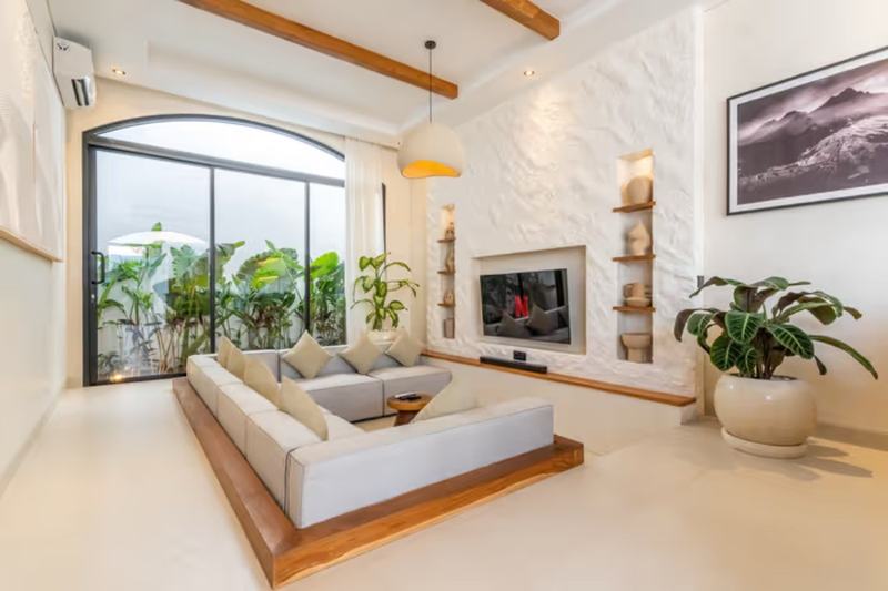 Sunken-lounge villa, Bingin: arched window, TV and niche shelving