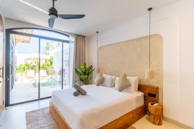 Sunken-lounge villa, Bingin: bedroom glass doors onto the pool