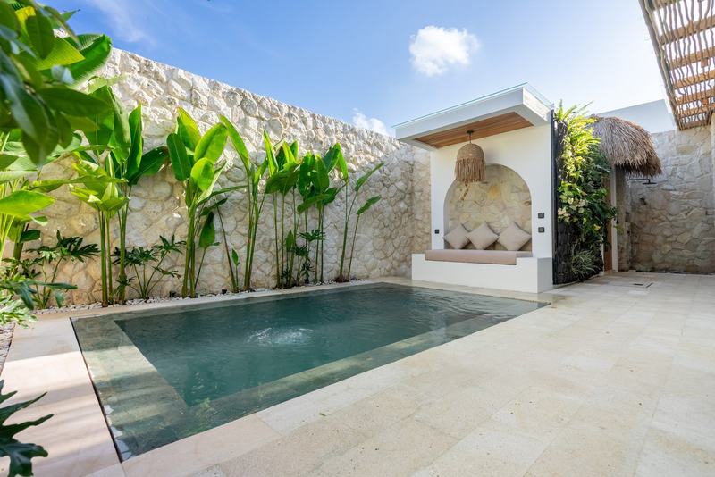 Bingin one-bedroom villa: pool in a courtyard framed by stone walls