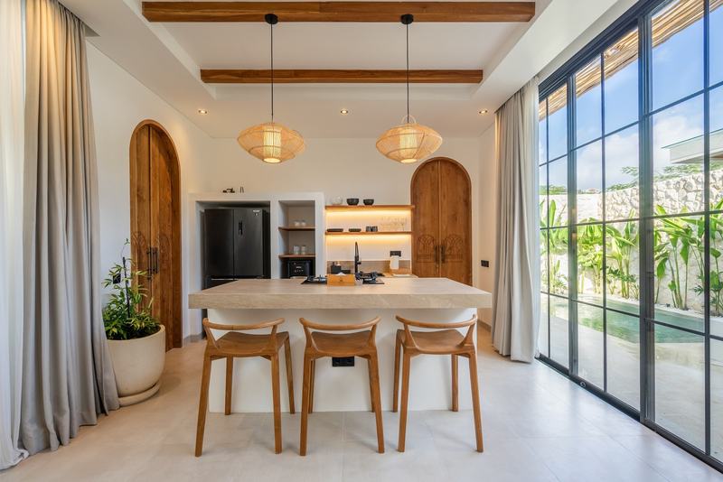 Bingin one-bedroom villa: kitchen island with doors to the courtyard