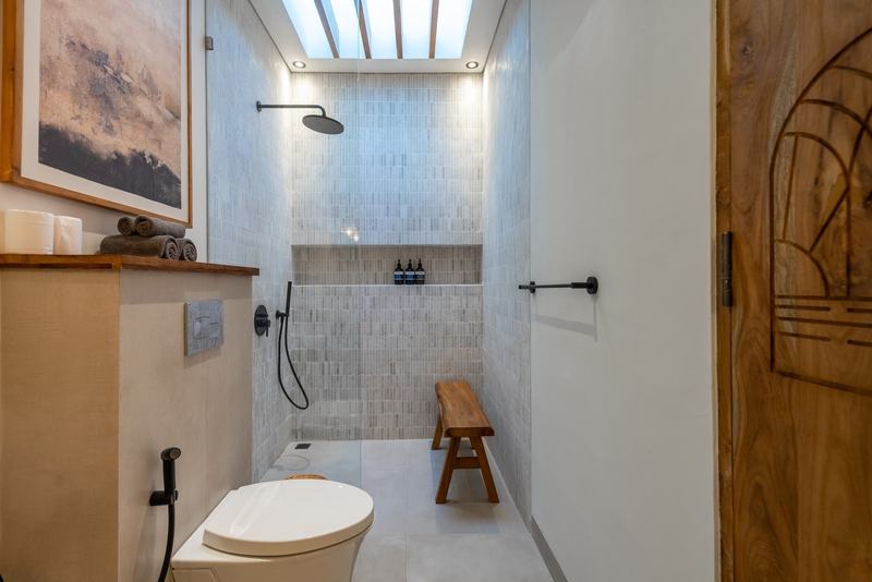 Bingin one-bedroom villa: shower under a skylight