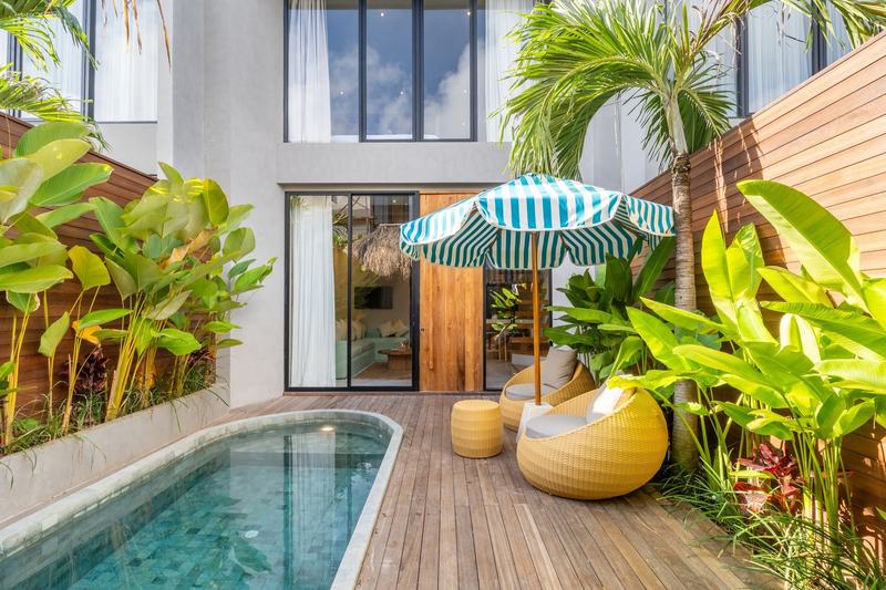 Bingin courtyard villa: pool and umbrella in the courtyard
