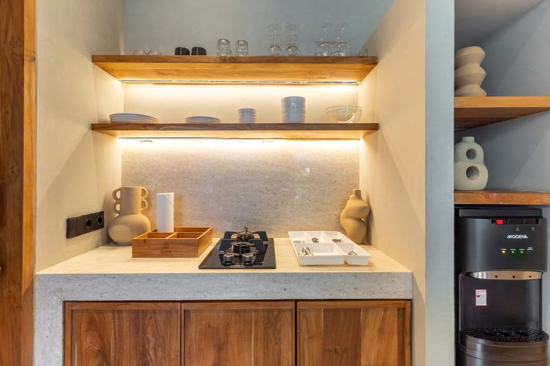 Bingin courtyard villa: kitchenette with open shelves
