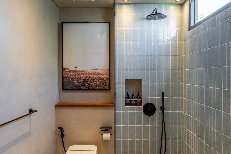 Bingin courtyard villa: shower room lit from above