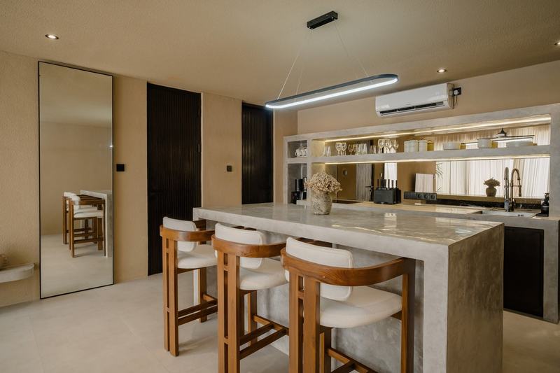 Bingin townhouse: kitchen with a stone island