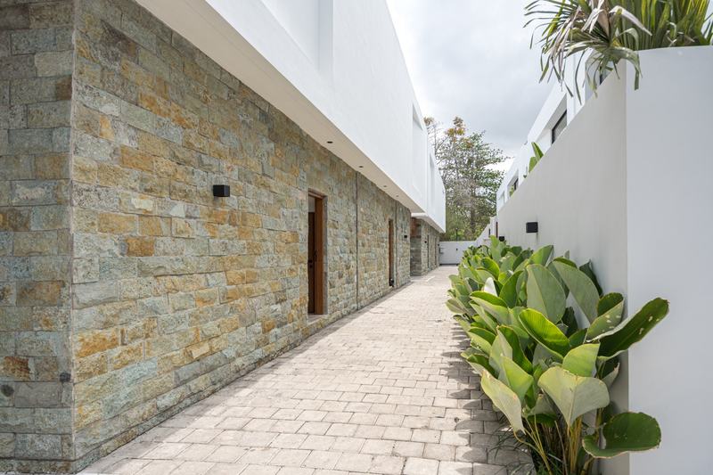 Garden villa in Bingin: path along the stone wall