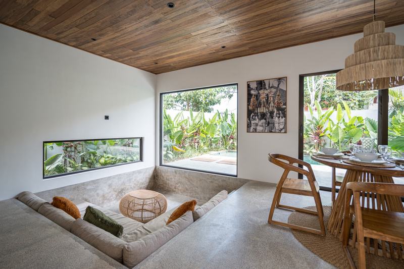 Garden villa in Bingin: sunken sofa by the garden window
