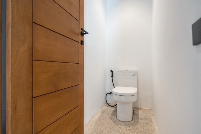Garden villa in Bingin: toilet behind a timber door