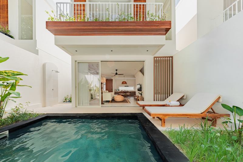 Bingin villa near the beach steps: loungers lined up by the pool
