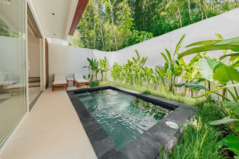 Bingin villa near the beach steps: pool in a green yard