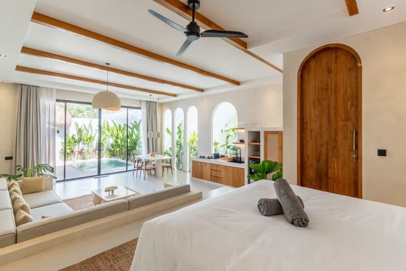 One-bedroom villa in Bingin: bedroom opening onto the terrace and pool