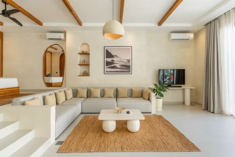 One-bedroom villa in Bingin: sunken sofa and arched windows in the living room