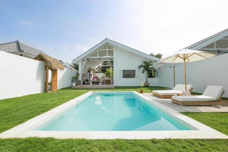 Bingin two-bedroom villa with a lawn: pool, lawn and facade under a pitched roof