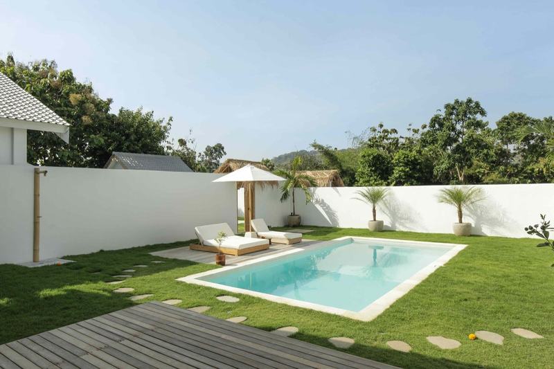 Bingin two-bedroom villa with a lawn: courtyard with the pool and a timber deck