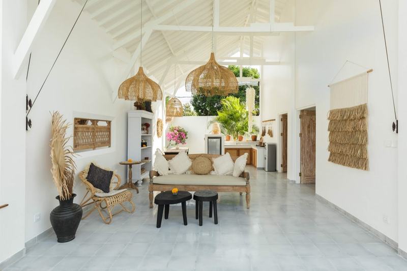 Bingin two-bedroom villa with a lawn: high-ceilinged living room with rattan furniture