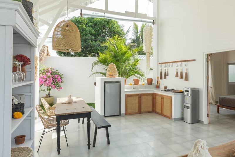 Bingin two-bedroom villa with a lawn: kitchen and dining area opening to the garden