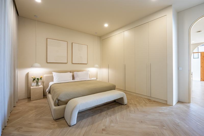 Courtyard villa in Bingin: bright bedroom with a wall-to-wall wardrobe