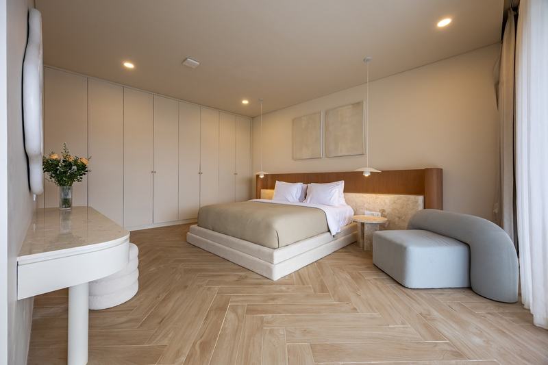 Courtyard villa in Bingin: bedroom with a dressing table
