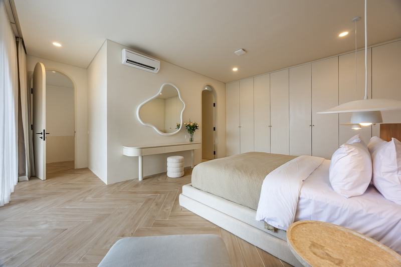 Courtyard villa in Bingin: bedroom with an unusually shaped mirror