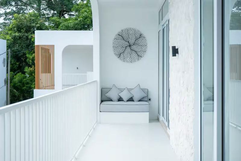 Open-plan villa in Bingin: lounge nook on the upper terrace