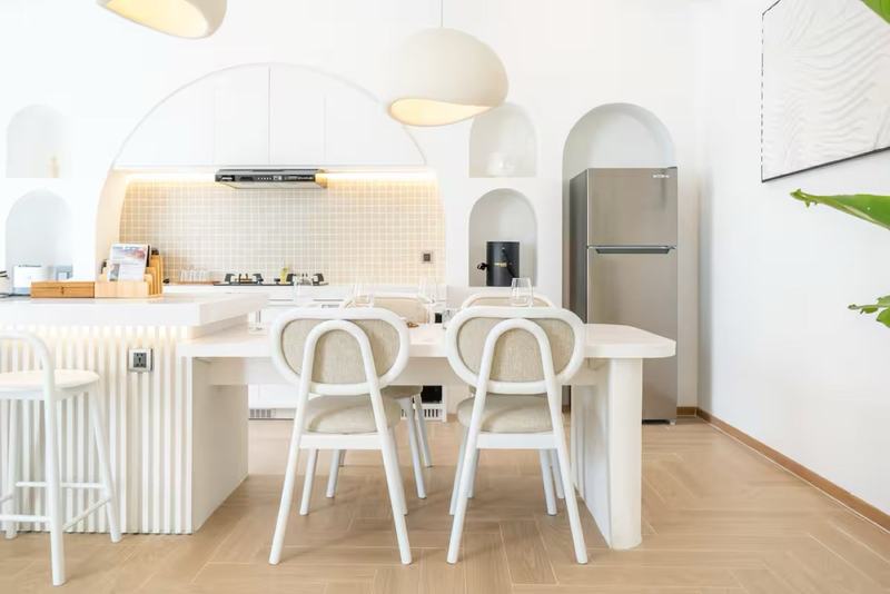 Open-plan villa in Bingin: kitchen and dining area with arched niches