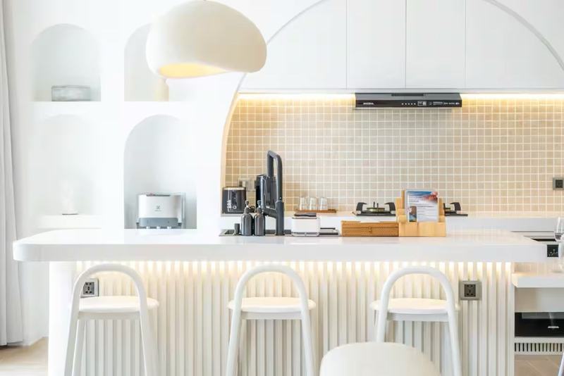 Open-plan villa in Bingin: breakfast bar with a tiled backsplash