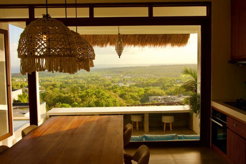 Villa en la colina de Bingin: comedor cubierto frente al valle
