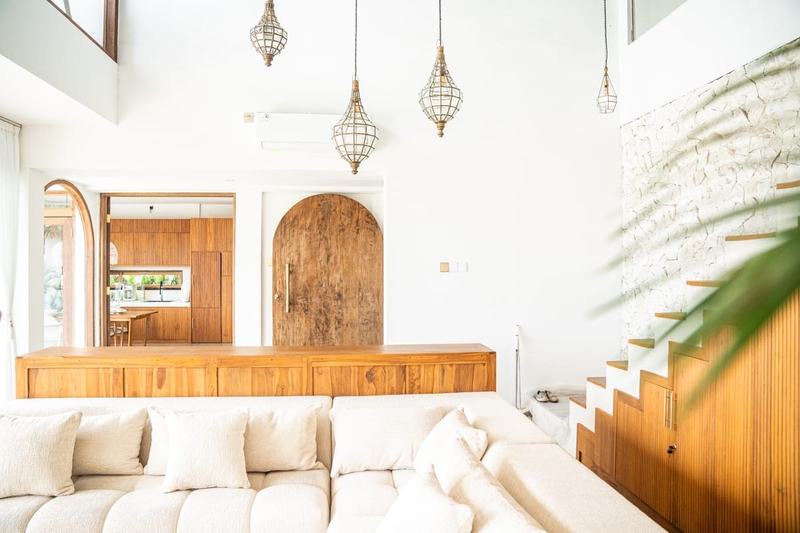 Villa en la colina de Bingin: sofá blanco contra una pared de madera