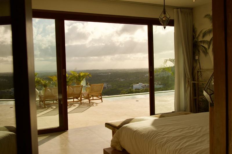 Villa en la colina de Bingin: dormitorio abierto a la piscina y al horizonte