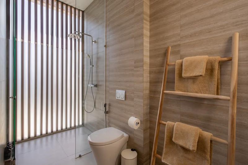 Sunset-view villa in Bingin: shower behind wooden slats