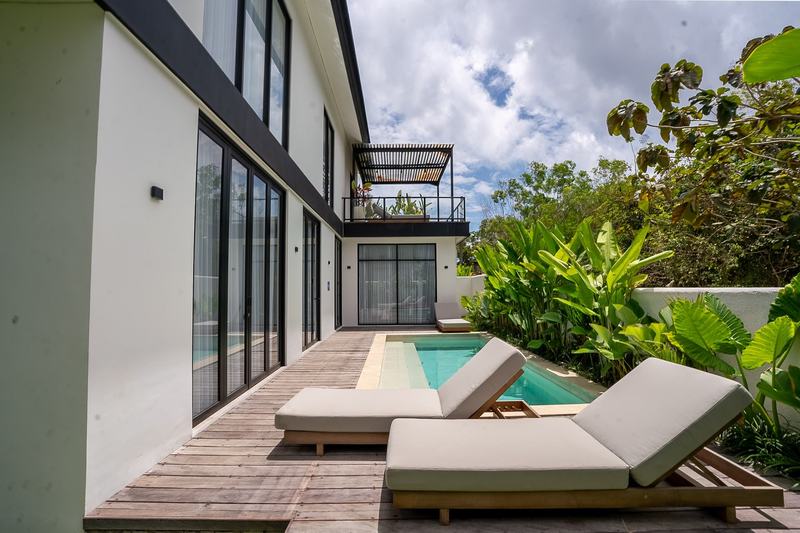 Garden villa in Bingin: two-story house with a pool and loungers