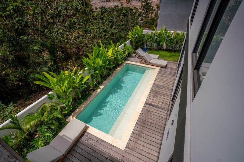 Garden villa in Bingin: long narrow pool seen from above