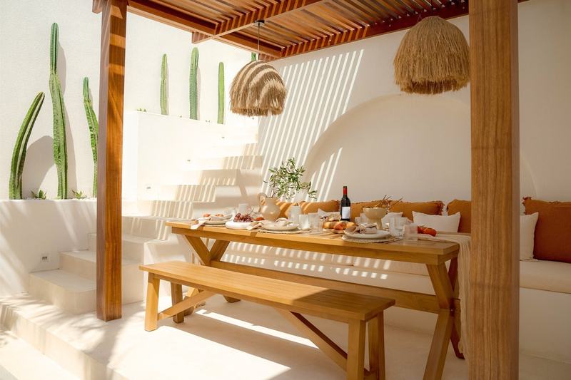 Mediterranean-style villa in Bingin: dining table on the terrace under a pergola