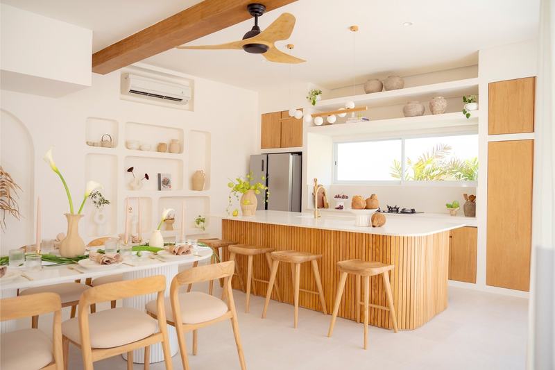 Mediterranean-style villa in Bingin: kitchen with an island