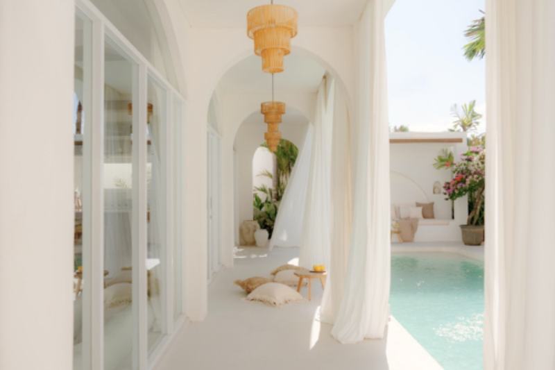 Mediterranean-style villa in Bingin: arched passage to the pool