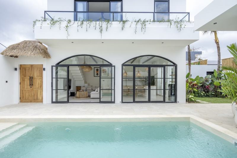 Mediterranean villa in Bingin: white facade with arched windows by the pool