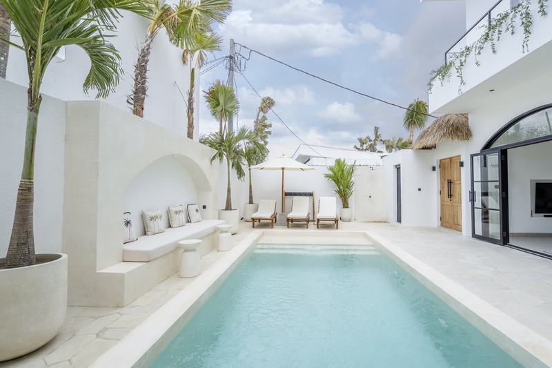 Mediterranean villa in Bingin: courtyard pool with a niche and loungers