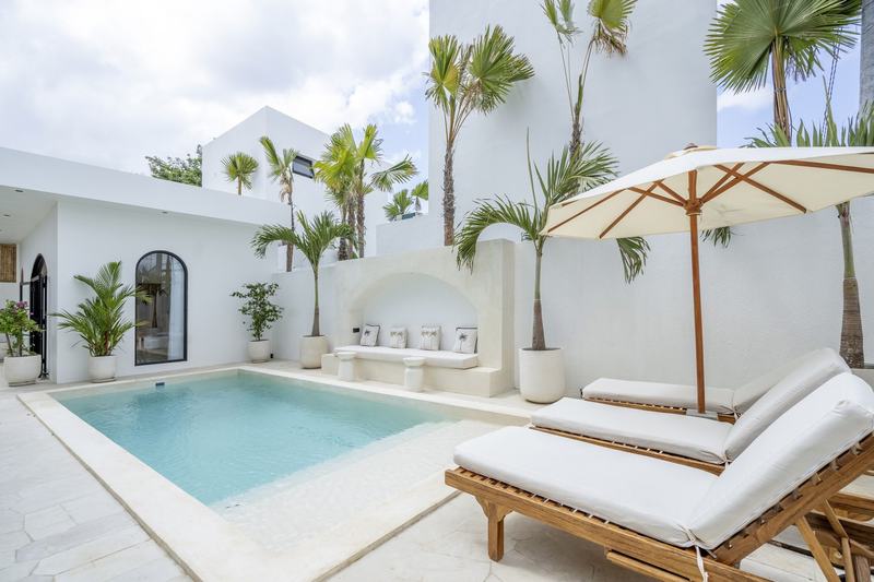 Mediterranean villa in Bingin: pool and loungers under an umbrella