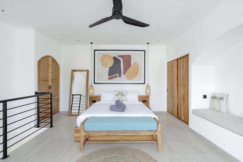 Mediterranean villa in Bingin: bedroom with an arched door