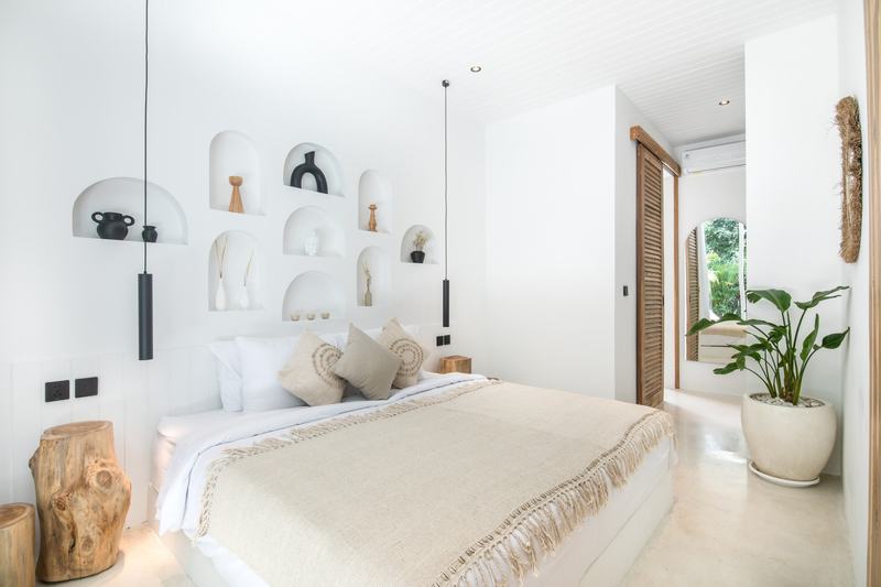 Garden villa in Bingin: bright bedroom with wall niches